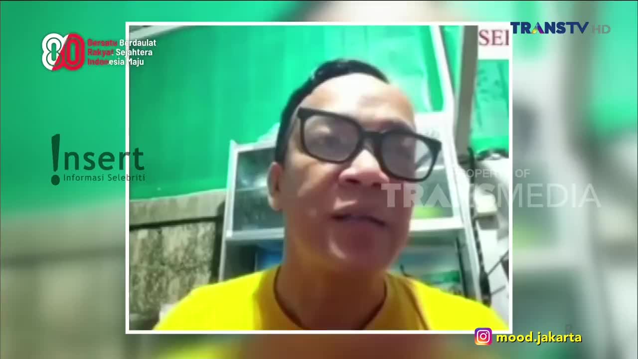 A man in a yellow shirt and thick glasses is talking, framed by a green screen, on Trans TV. The "Insert" logo and Indonesian text are visible in the corner.
