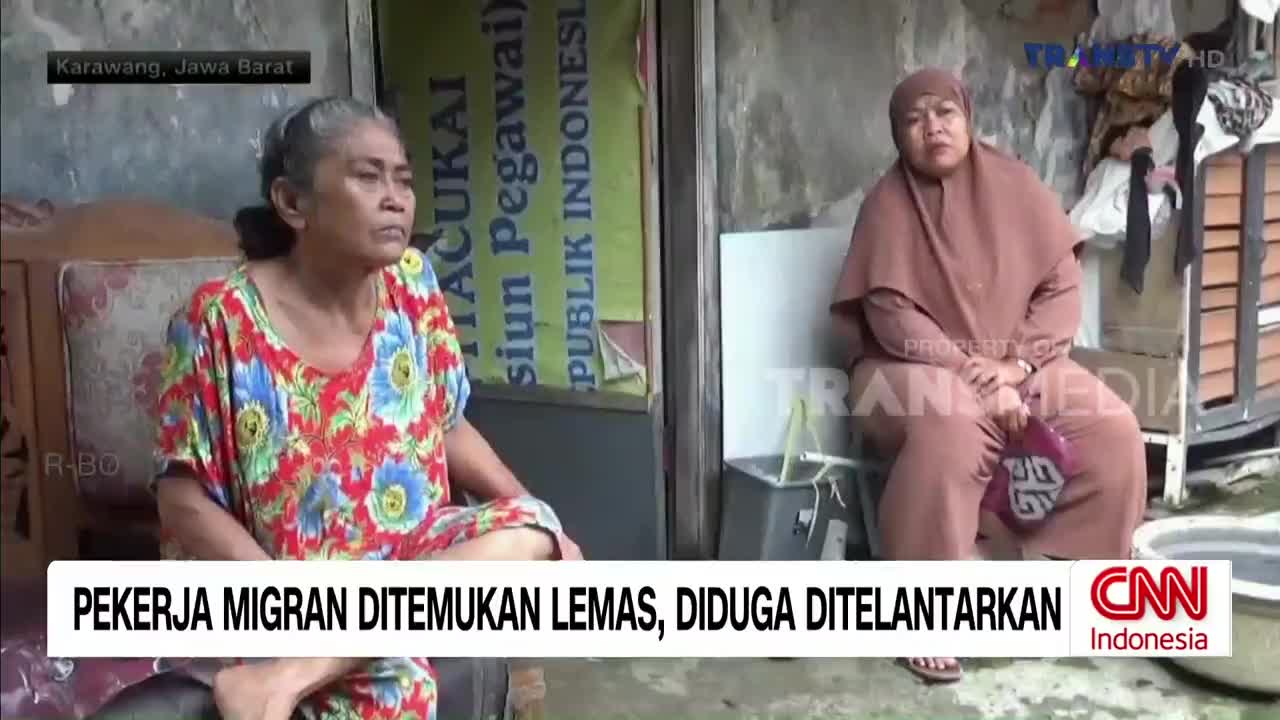 Two women sit side-by-side, captured by Trans TV in Indonesia, their expressions solemn. The CNN Indonesia banner below reports on migrant workers found weak, allegedly abandoned.

