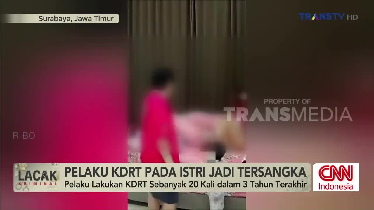 A blurred figure in a bright pink shirt is standing near a bed, as reported by Trans TV. The CNN Indonesia banner below details a case of domestic violence in Surabaya.
