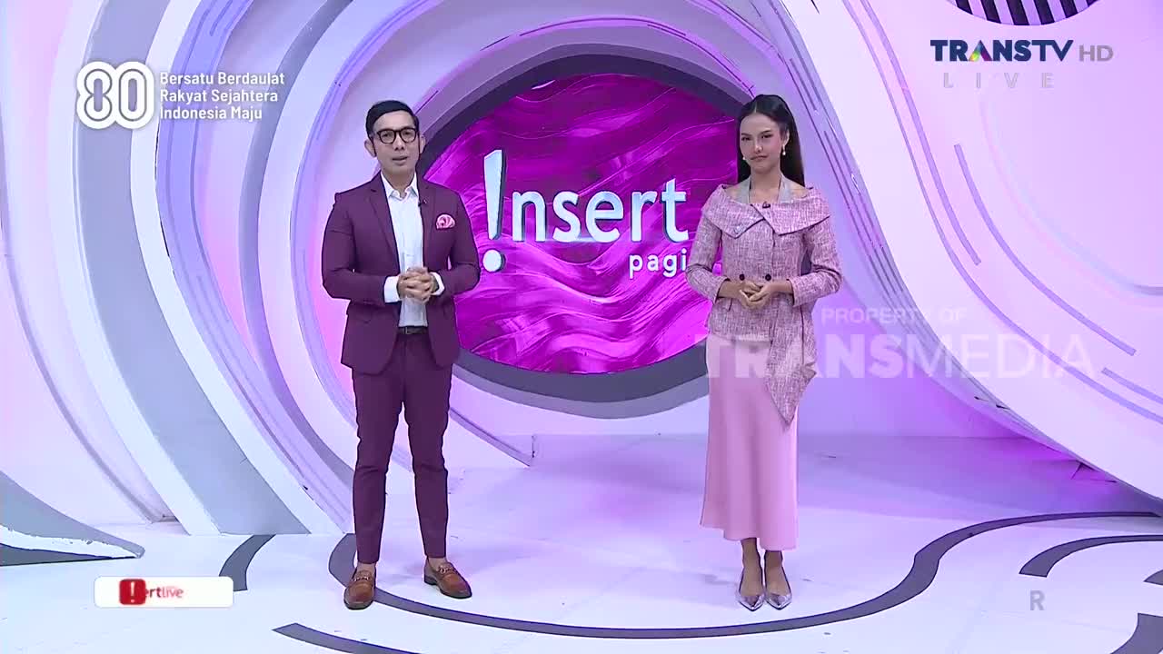 Two presenters stand in front of a swirling, purple backdrop, the logo for "Insert Pagi" clearly visible. The Trans TV HD logo is in the top right corner.
