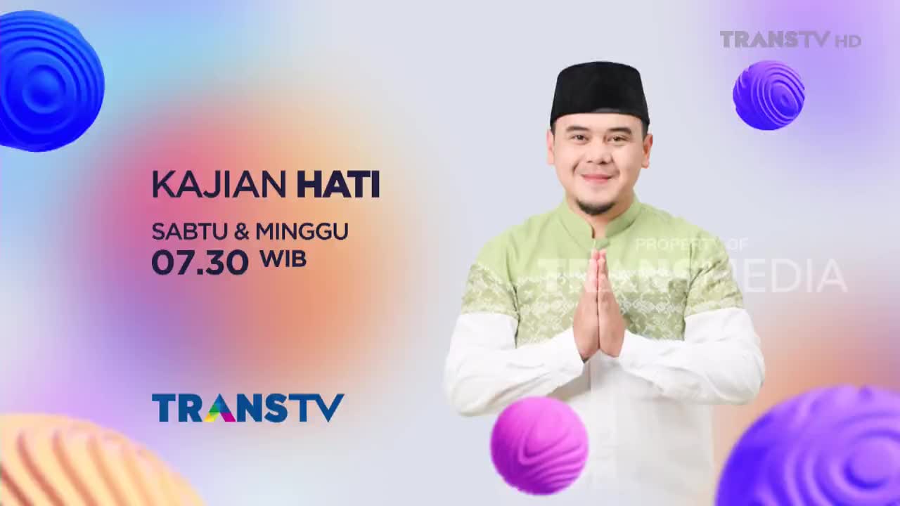 A man in a cap and patterned shirt smiles, his hands pressed together in a gesture of greeting. The Trans TV logo and the words "Kajian Hati" are displayed, advertising a weekend program.
