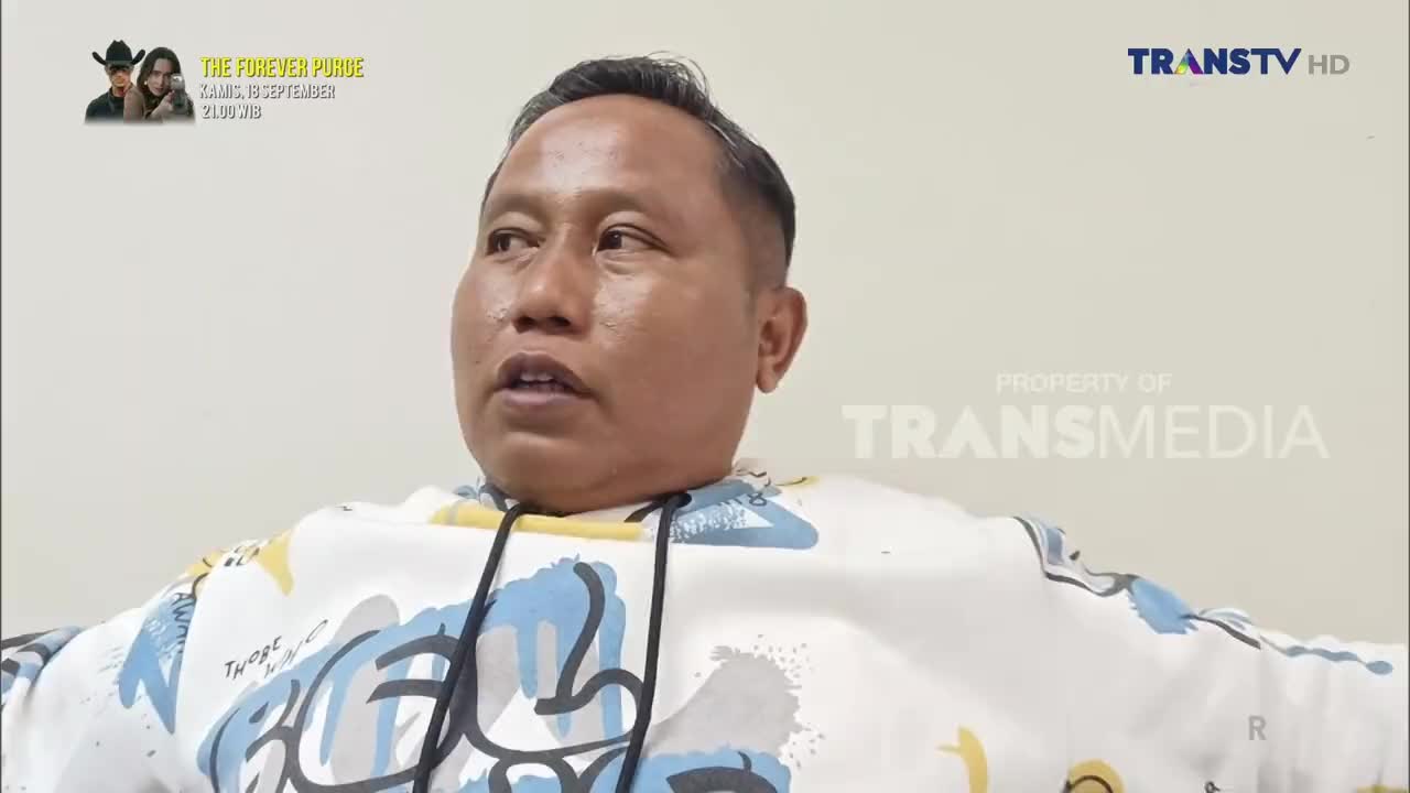 A man in a patterned hoodie is speaking, his expression serious. The Trans TV HD logo and "Property of Transmedia" are visible, indicating this is a broadcast from Indonesia.
