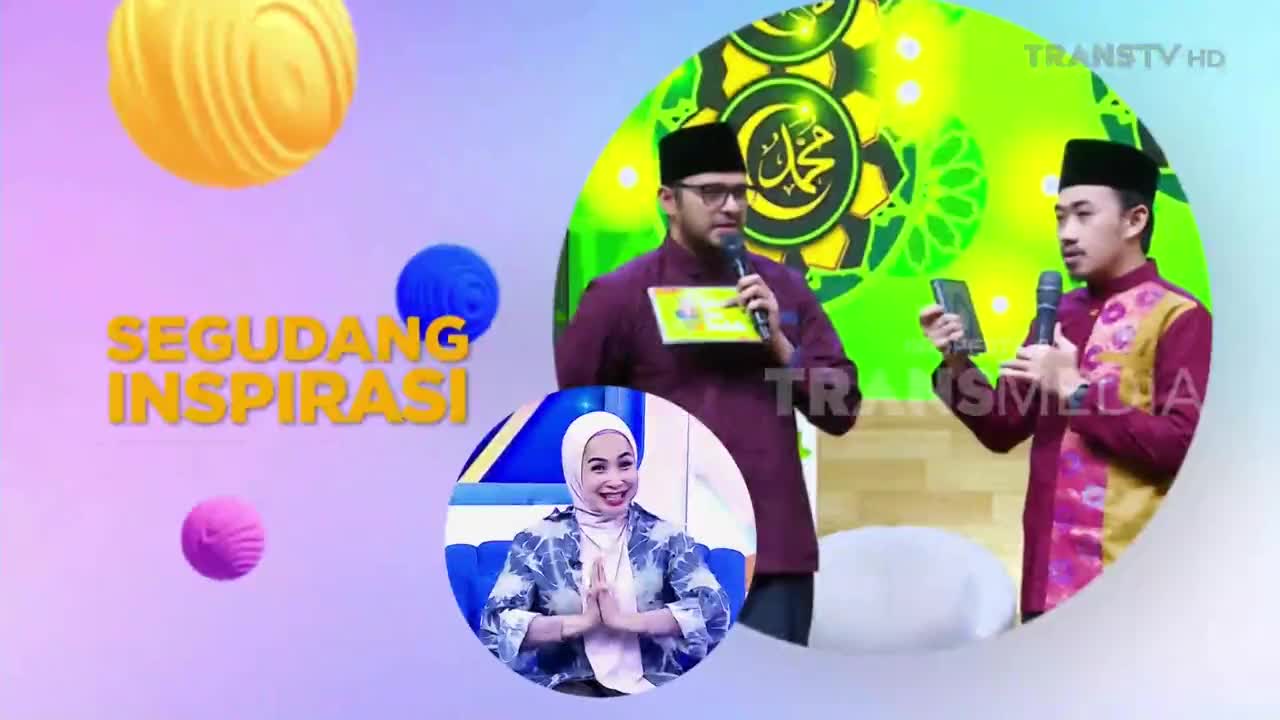 Two men in traditional Islamic attire hold microphones on a brightly lit stage, while a woman's image is displayed on a screen. The Trans TV logo is visible in the background, and the show's title, "Segudang Inspirasi," is prominently displayed.
