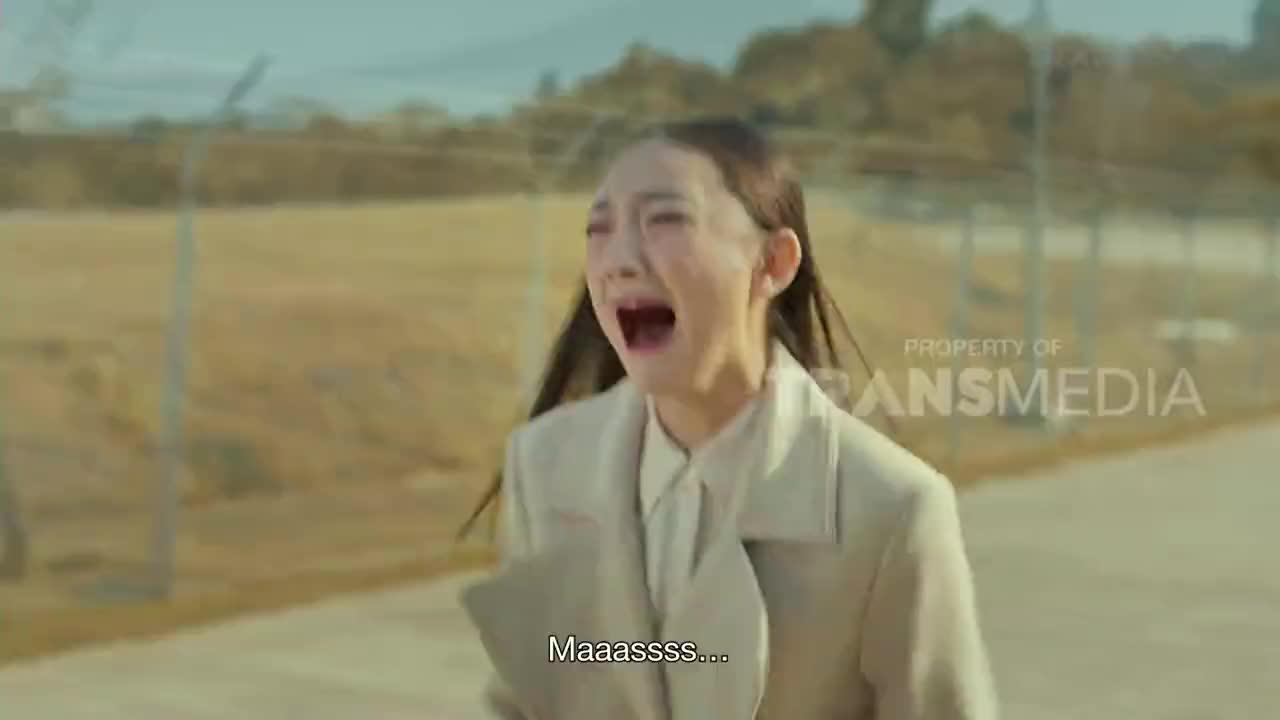 A woman in a light-colored coat is screaming, her mouth wide open. The word "Maasssss..." appears in a speech bubble, and the Trans TV logo is visible.
