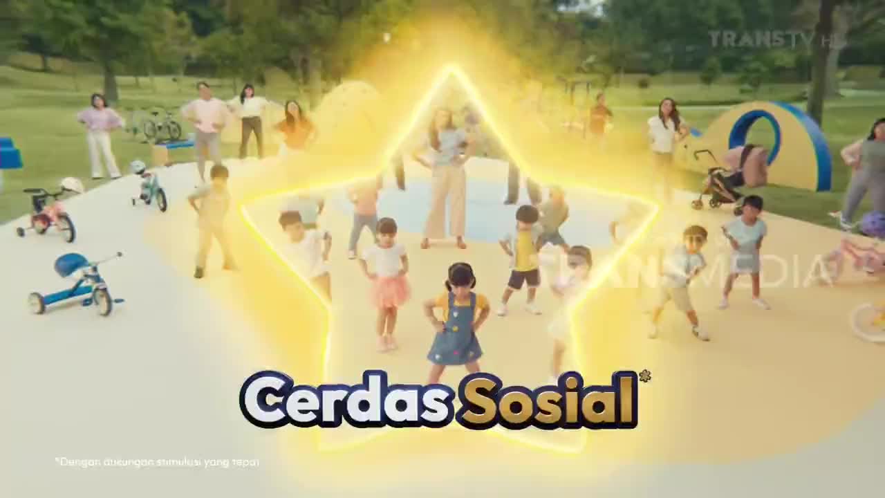 Children and adults are posed in a park, some with their hands on their hips, inside a glowing star. The "Cerdas Sosial" logo from Trans TV in Indonesia is prominently displayed at the bottom.
