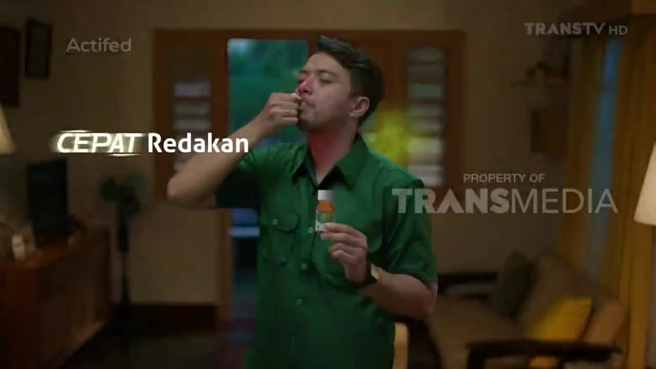 A man in a green shirt is squeezing a bottle towards his nose, presumably taking medicine. The "CEPAT Redakan" text suggests this is a commercial on Trans TV in Indonesia.
