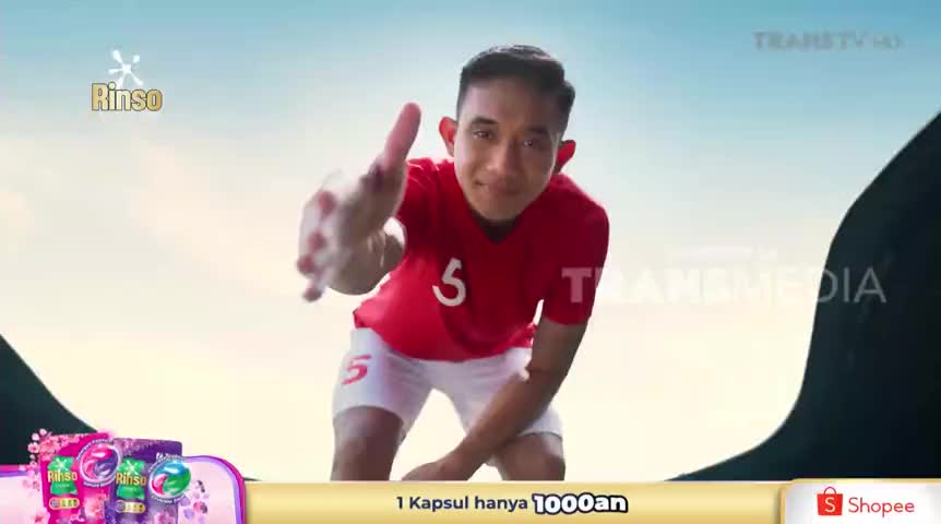 The man in the red jersey, with the number five, is reaching out his hand. This is an advertisement for Rinso, showing on Trans TV in Indonesia.
The man in the red jersey, with the number five, is reaching out his hand. This is an advertisement for Rinso, showing on Trans TV in Indonesia.
