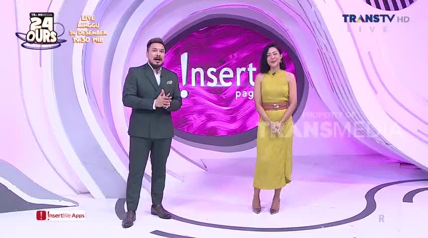 Two presenters stand on a brightly lit stage in front of a large "Insert" logo. The Trans TV logo is visible, indicating a live broadcast from Indonesia.
Two presenters stand on a brightly lit stage in front of a large "Insert" logo. The Trans TV logo is visible, indicating a live broadcast from Indonesia.