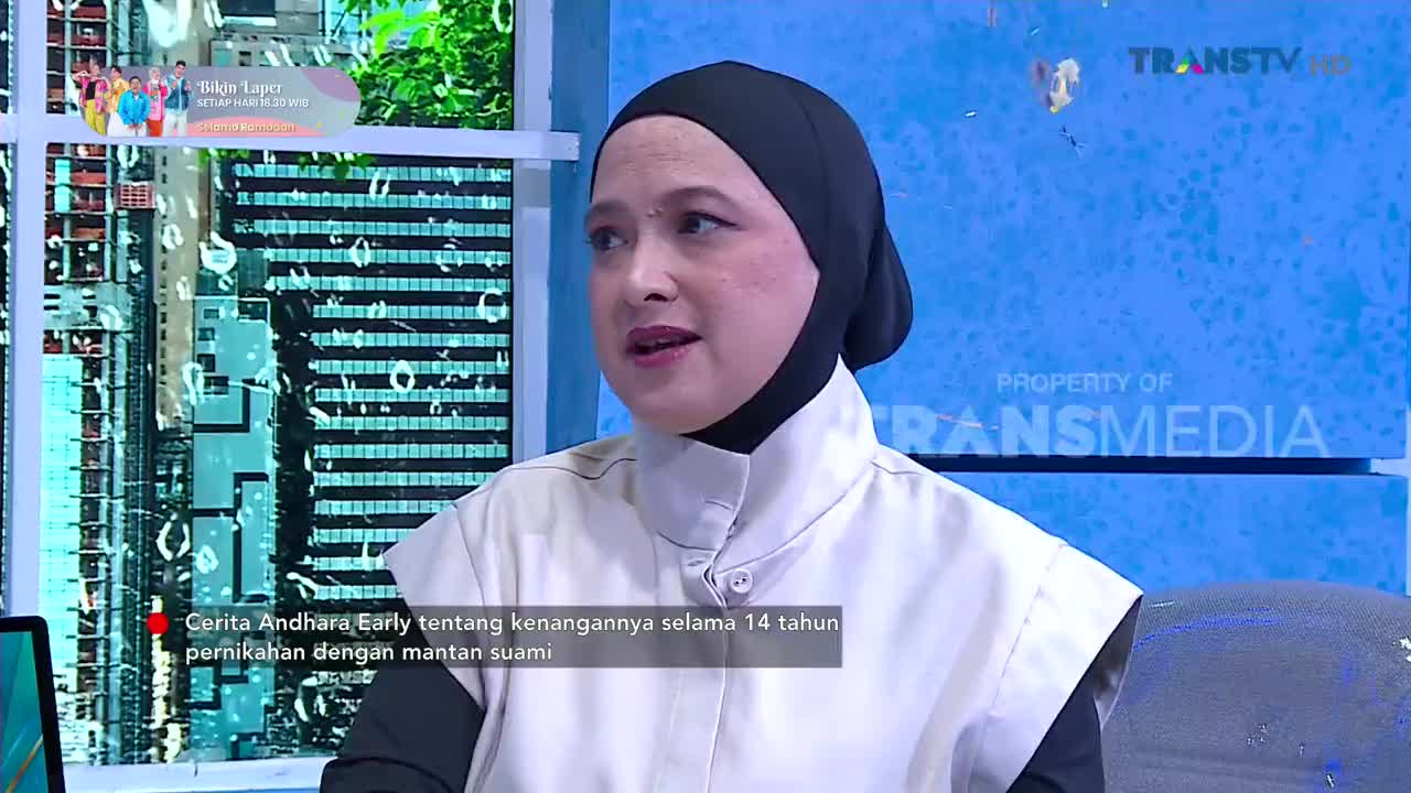 A woman in a black hijab and a white vest speaks on a Trans TV program, her story about 14 years of marriage to her ex-husband displayed as text on screen. Behind her, a digital cityscape with rain effects provides a backdrop.