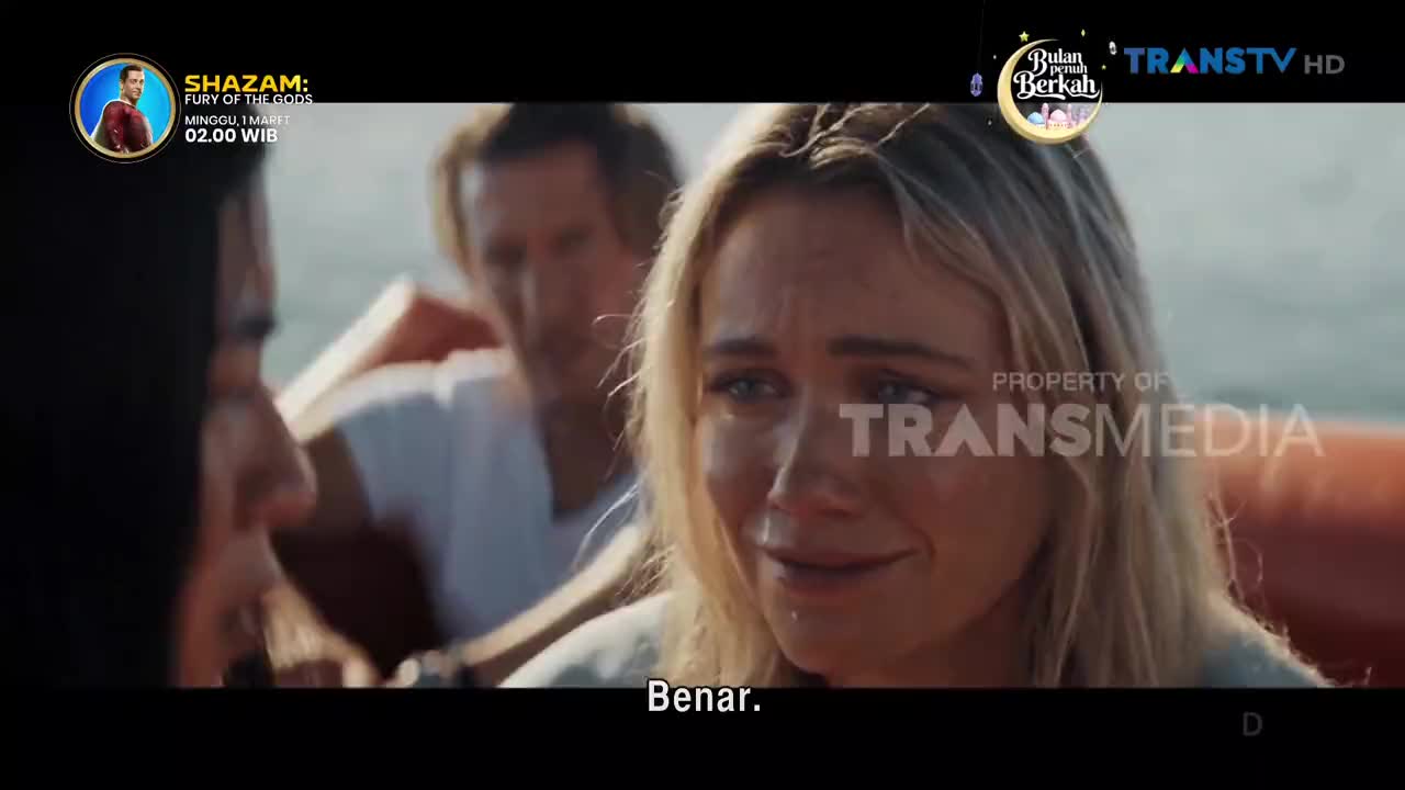 A woman with blonde hair cries, her face streaked with water. Behind her, a man with brown hair looks on, his expression concerned. The Trans TV logo appears in the corner, indicating this scene is from a broadcast in Indonesia.