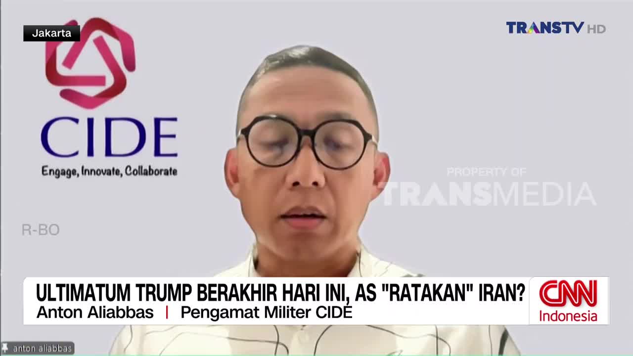 A man with glasses speaks on a screen, his head centered. A graphic behind him displays a logo with the word "CIDE."