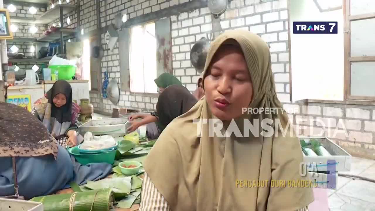 A woman in a headscarf is speaking, while others around her work, surrounded by banana leaves. The Trans7 logo confirms this is a segment about food preparation.
