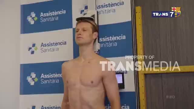 A shirtless man stands in front of a height-measuring device, seemingly part of a medical exam. The scene is being broadcast on Trans7 in Indonesia, as indicated by the logo.
