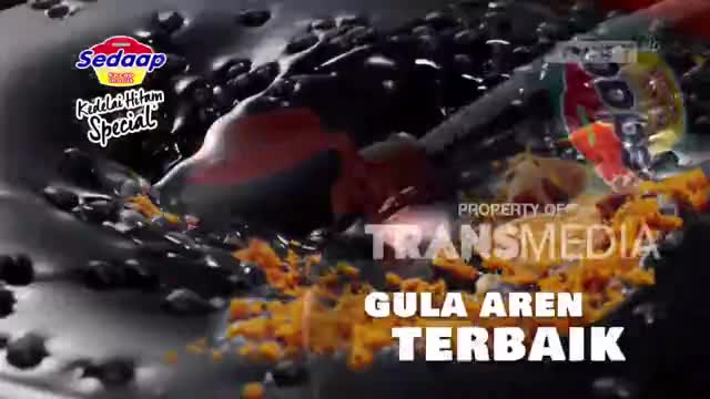 Dark liquid swirls around a spoon, with flecks of golden sugar scattered across the surface. The Indonesian TV channel Trans7 advertises "Gula Aren Terbaik" over the scene.
