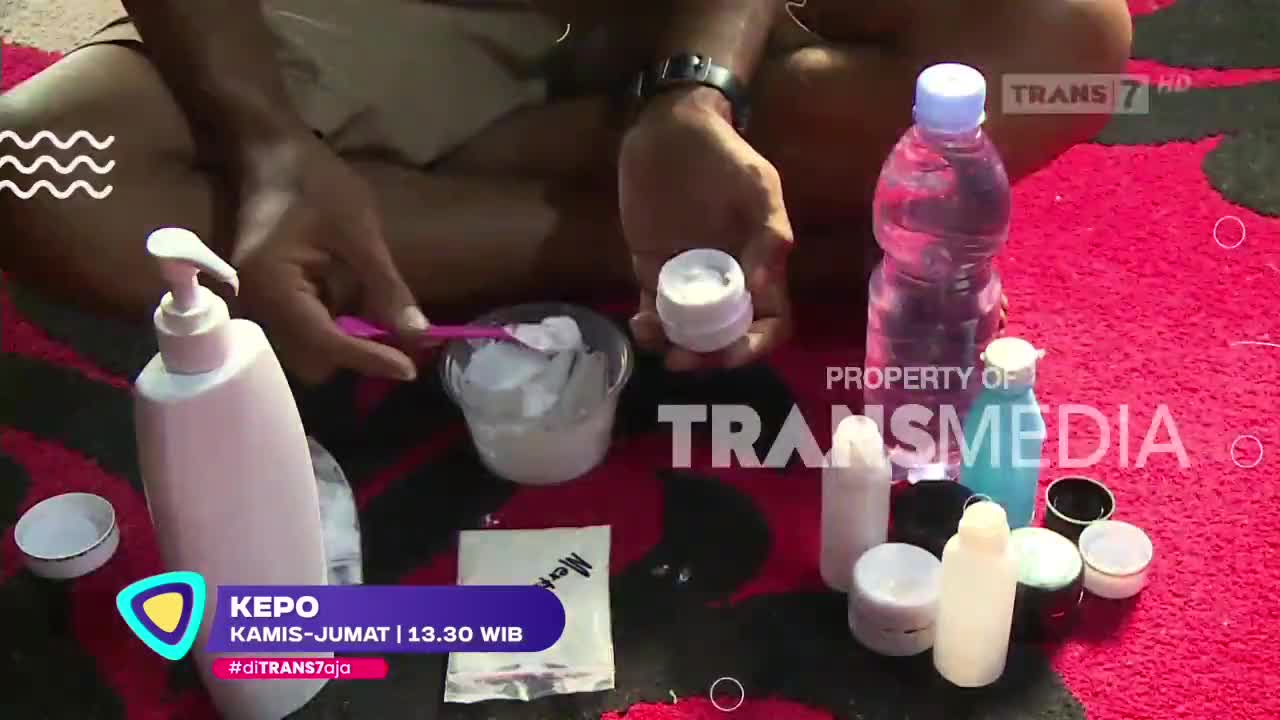 A person is mixing a white substance with a pink spoon in a clear bowl. Several bottles and small containers are arranged on a red patterned surface, as seen on the Indonesian TV station Trans7.
