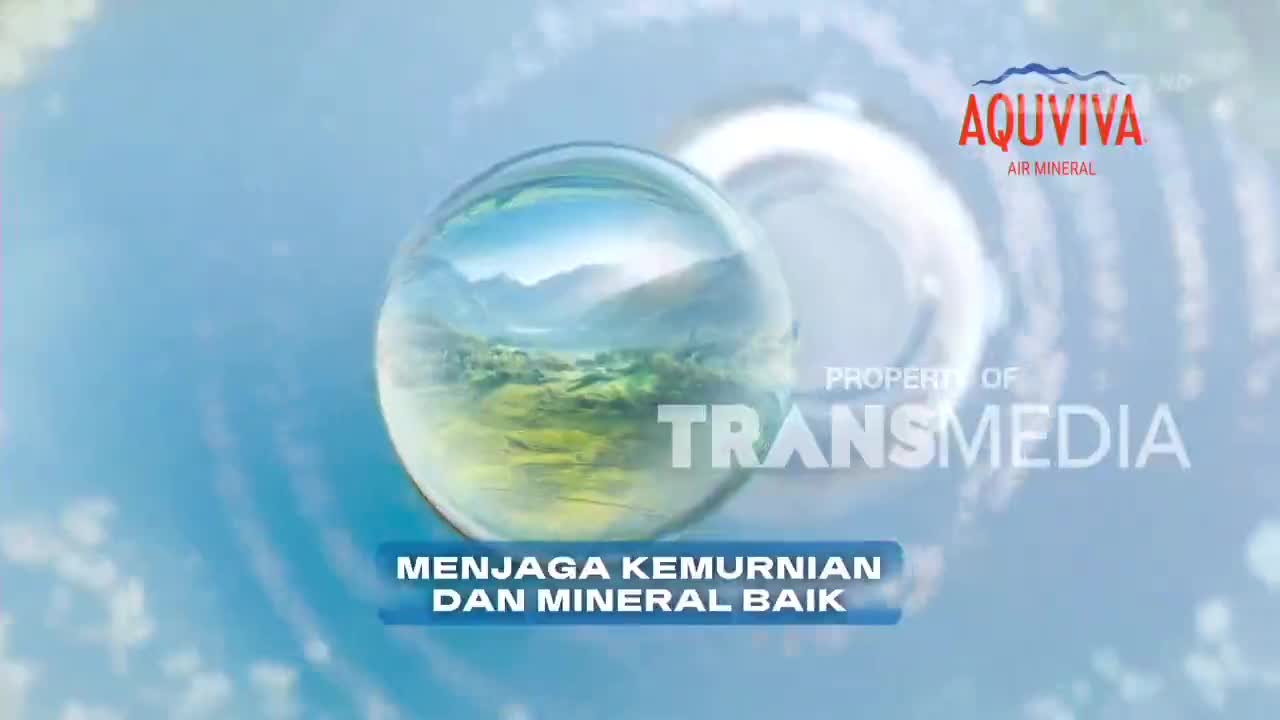 A large, clear sphere reflects a landscape of mountains and green fields. The Aquviva logo and Transmedia's property are visible on the screen.
