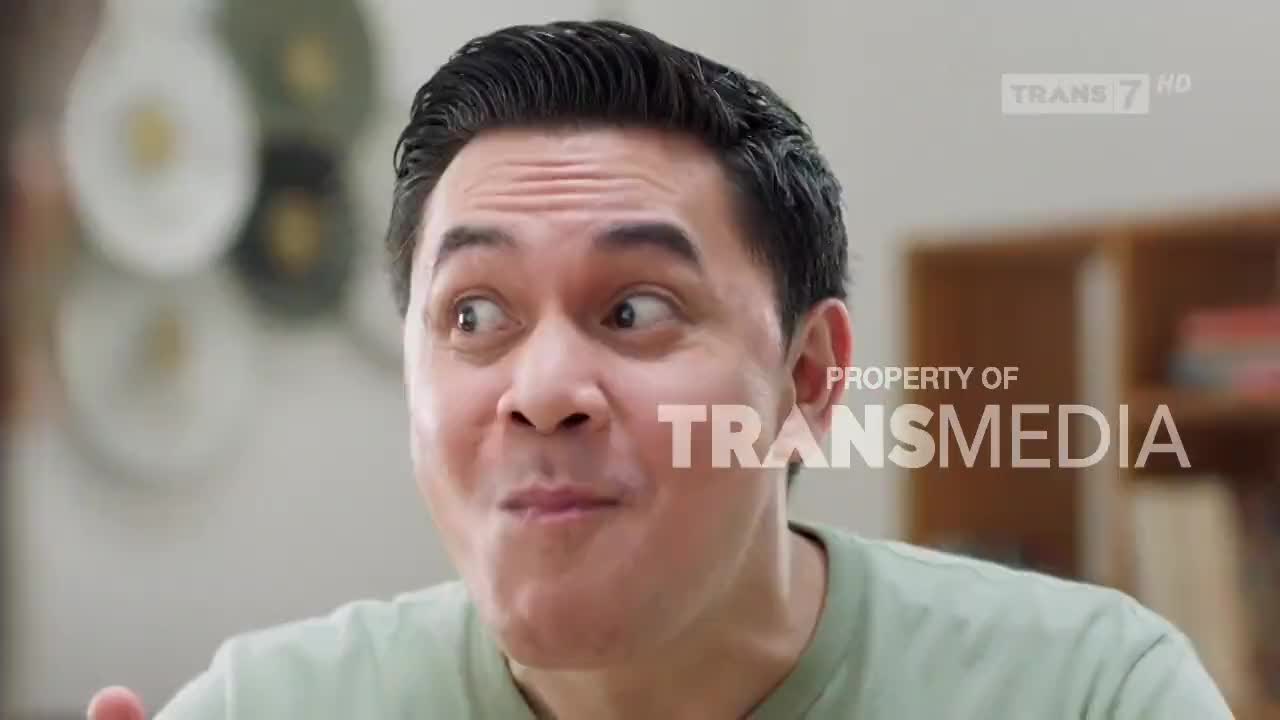 The man's eyes dart to the side as he chews, his mouth slightly open. The Trans7 logo sits in the corner, a reminder of the Indonesian broadcast.
The man's eyes dart to the side as he chews, his mouth slightly open. The Trans7 logo sits in the corner, a reminder of the Indonesian broadcast.