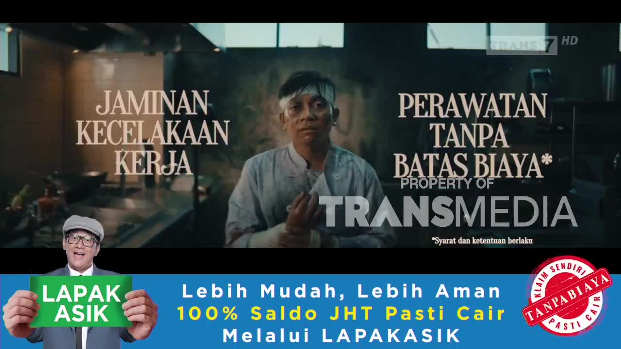 A man with a bandage on his head stands center stage, looking directly at the camera. Text in Indonesian for "work accident insurance" and "unlimited care" is displayed on the screen, along with the Trans7 logo.
A man with a bandage on his head stands center stage, looking directly at the camera. Text in Indonesian for "work accident insurance" and "unlimited care" is displayed on the screen, along with the Trans7 logo.