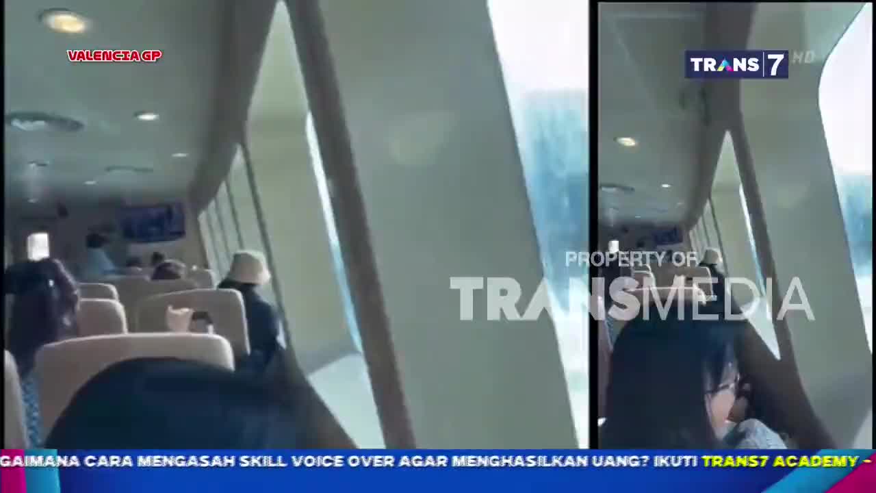 People sit on a boat, some looking out the windows. The Trans7 logo is visible, and the screen shows a program about voice-over skills.
People sit on a boat, some looking out the windows. The Trans7 logo is visible, and the screen shows a program about voice-over skills.