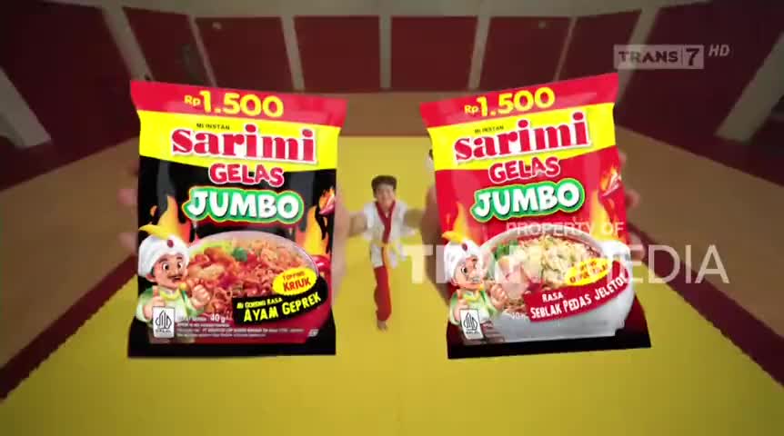 Two giant Sarimi Gelas Jumbo noodle packets flank a person in a white and red outfit, who is running towards the camera. The Trans7 logo is visible in the corner, suggesting this is a commercial from Indonesia.
Two giant Sarimi Gelas Jumbo noodle packets flank a person in a white and red outfit, who is running towards the camera. The Trans7 logo is visible in the corner, suggesting this is a commercial from Indonesia.