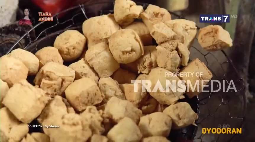 A pile of golden, fried tofu cubes fills a black wire basket, likely from the Indonesian show, *R-Bo Dyodoran* on Trans7. The cubes are irregularly shaped, with a slightly rough texture.
A pile of golden, fried tofu cubes fills a black wire basket, likely from the Indonesian show, *R-Bo Dyodoran* on Trans7. The cubes are irregularly shaped, with a slightly rough texture.