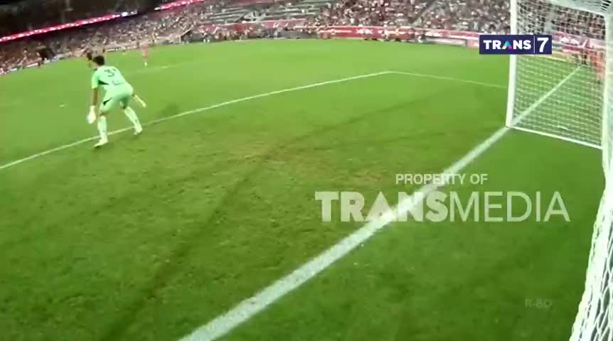 The goalkeeper, in green, is backing away from the goal, eyes fixed on the field. The Trans7 logo is visible, and the broadcast is clearly from Indonesia.
The goalkeeper, in green, is backing away from the goal, eyes fixed on the field. The Trans7 logo is visible, and the broadcast is clearly from Indonesia.