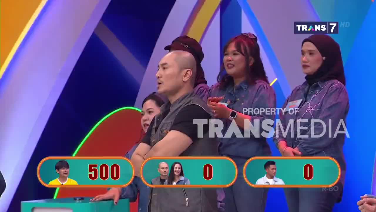 The contestants on Trans7 are looking intently at the game board. A young man's photo is displayed next to a score of 500. The contestants on Trans7 are looking intently at the game board. A young man's photo is displayed next to a score of 500.
