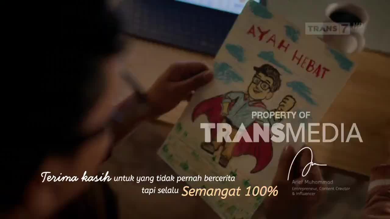 A child's drawing of a superhero, labeled "Ayah Hebat," is held up. The Trans7 logo appears on the screen, along with Indonesian text.