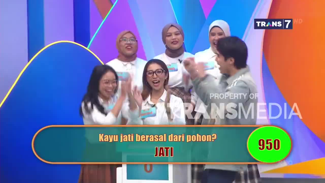 A group of people on the Trans7 stage clap enthusiastically. A question about teak wood appears on screen, with the answer "JATI" highlighted.