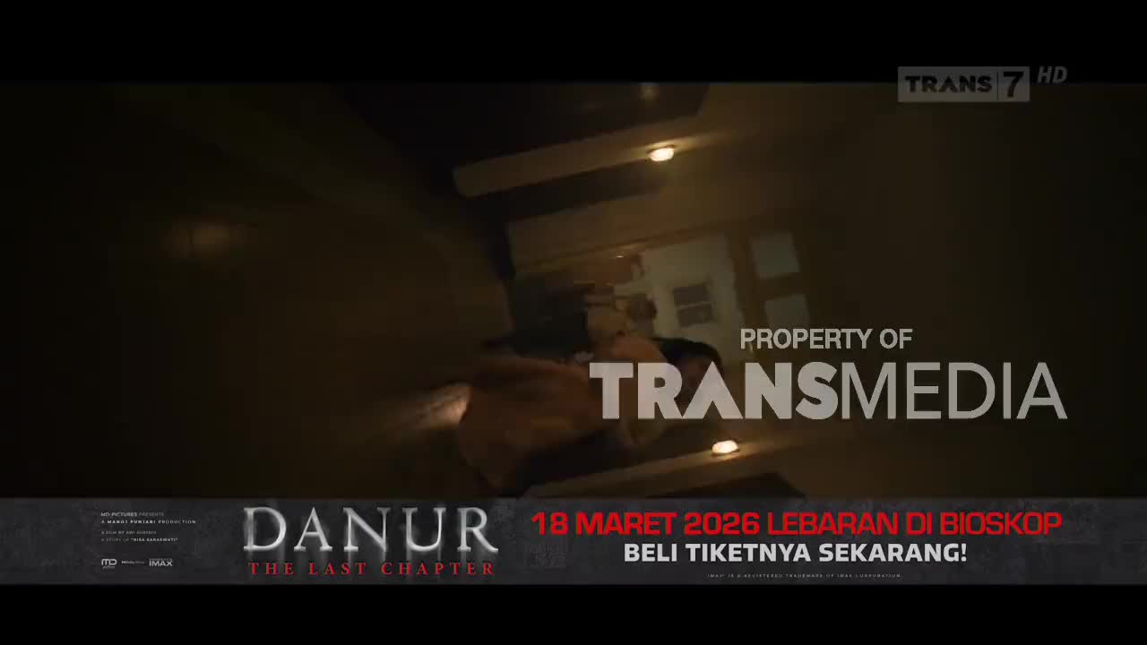 A person is scrambling through a dark, narrow hallway. The Trans7 logo and "Property of Transmedia" appear on screen, alongside promotional text for the Indonesian film "Danur: The Last Chapter."