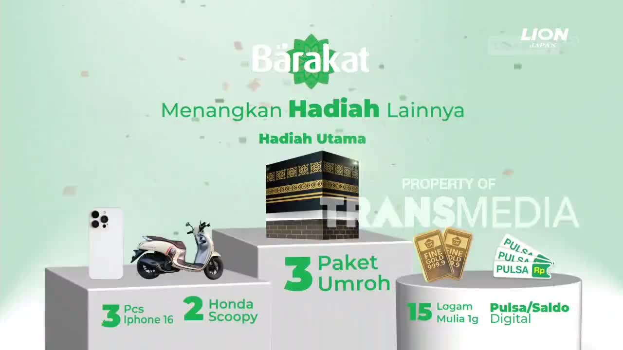 A white iPhone 16 and a beige Honda Scoopy sit on display. A model of the Kaaba stands center, with gold bars and pulsa cards to its right.