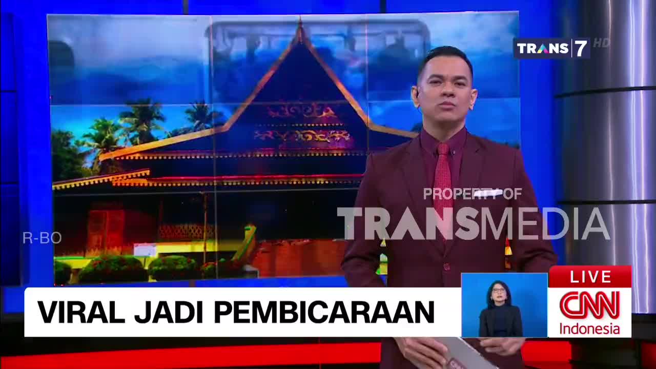 A man in a maroon suit stands before a screen displaying a traditional Indonesian building. Text on the screen reads "VIRAL JADI PEMBICARAAN." A man in a maroon suit stands before a screen displaying a traditional Indonesian building. Text on the screen reads "VIRAL JADI PEMBICARAAN."