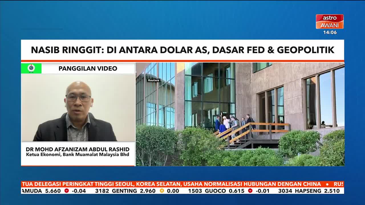 On Astro Awani, a financial expert from Malaysia is in a video call, while a group of people exit a building in the background. The chyron displays market data and the headline "Ringgit's Fate: Between the US Dollar, FED Policy & Geopolitics."
