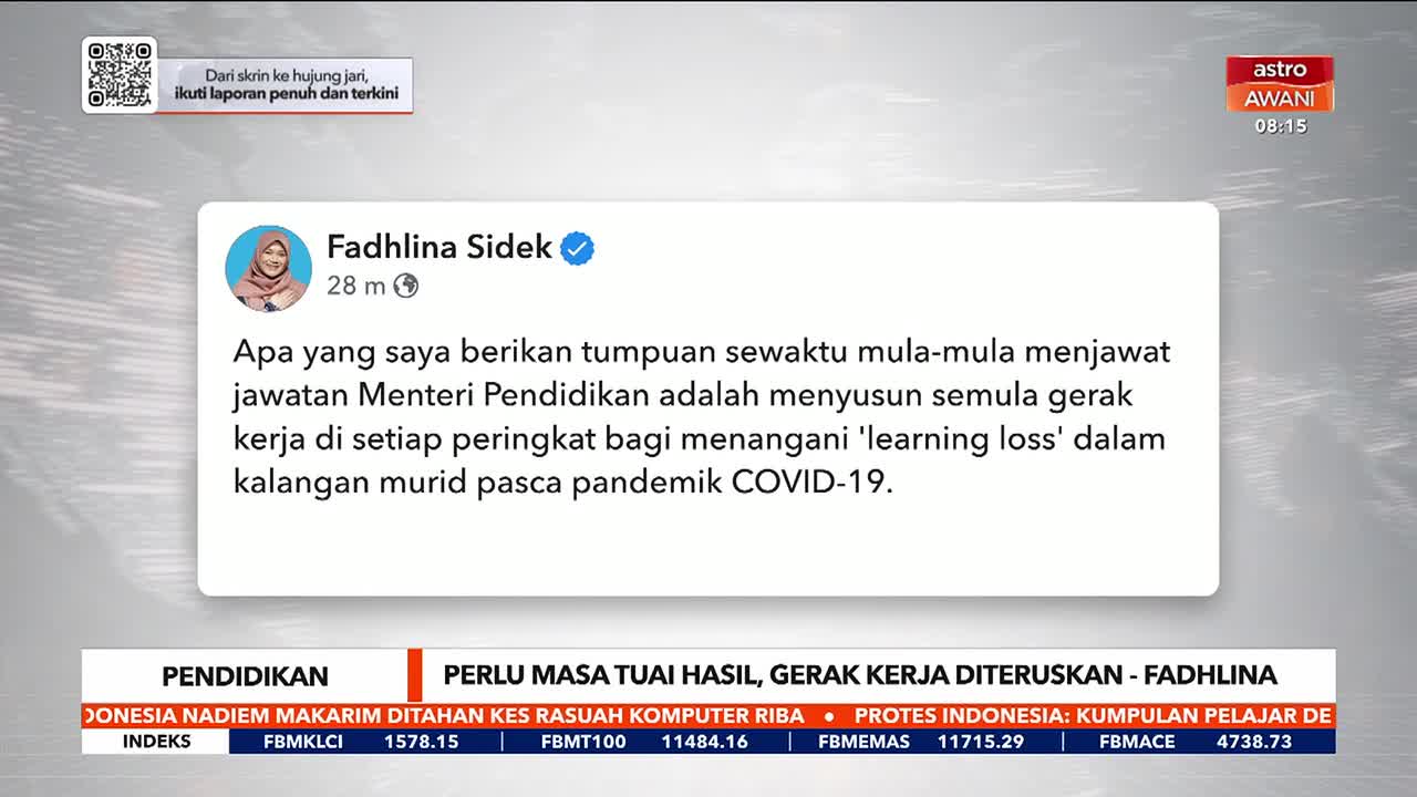 Astro Awani's screen displays a tweet from Fadhlina Sidek, the Education Minister, discussing post-pandemic learning loss. Below, a ticker scrolls with financial news and headlines from Malaysia.
