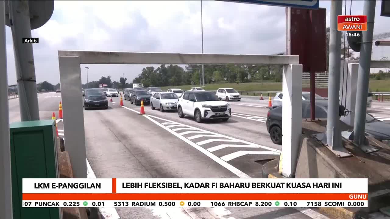 Cars are lining up at the toll plaza, a white SUV leading the pack. The Astro Awani chyron at the top right indicates this is a live broadcast from Malaysia. Cars are lining up at the toll plaza, a white SUV leading the pack. The Astro Awani chyron at the top right indicates this is a live broadcast from Malaysia.