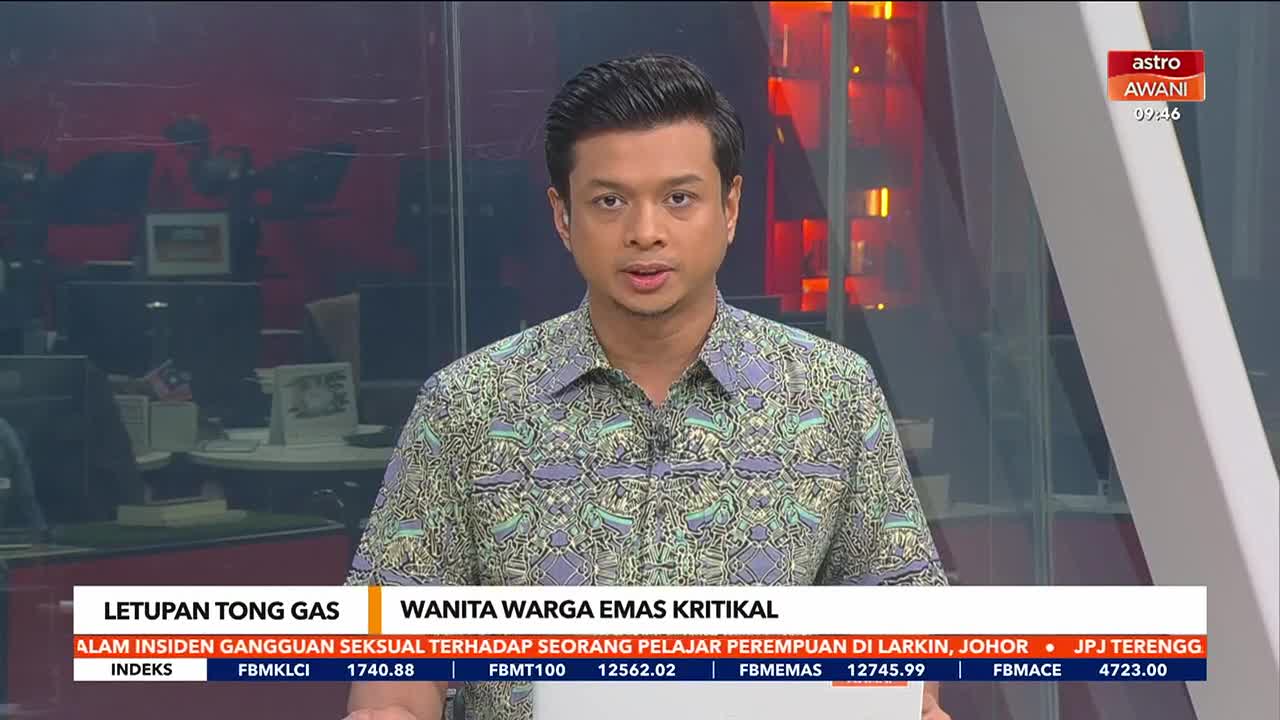 A news anchor on Astro Awani speaks directly to the camera. Behind him, a news ticker scrolls with headlines about a gas cylinder explosion and a critical woman. A news anchor on Astro Awani speaks directly to the camera. Behind him, a news ticker scrolls with headlines about a gas cylinder explosion and a critical woman.