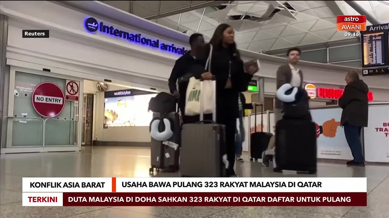 People are walking through the international arrivals hall, pulling luggage behind them. A news ticker from Astro Awani indicates this is about bringing Malaysians home from Qatar.