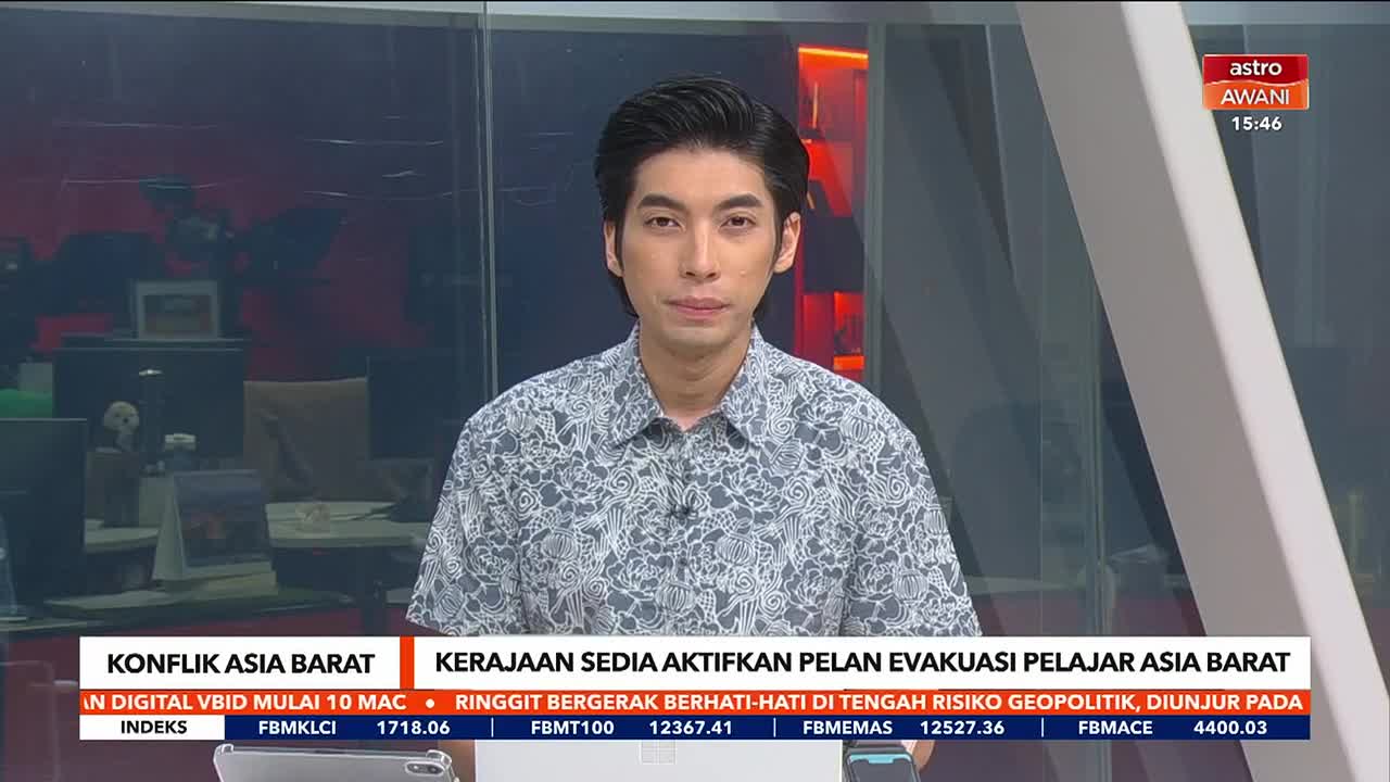 A man in a patterned shirt stands before a news desk, the Astro Awani logo visible in the upper right. Text at the bottom of the screen announces "KONFLIK ASIA BARAT" and "KERAJAAN SEDIA AKTIFKAN PELAN EVAKUASI PELAJAR ASIA BARAT."