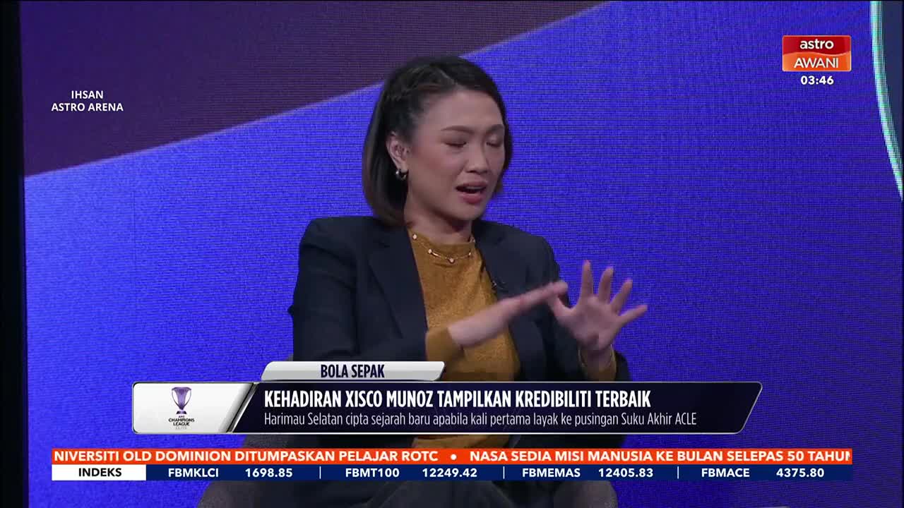 A woman in a blazer gestures with her hands while speaking. A graphic on the screen below her announces "BOLA SEPAK" and a headline about Xisco Munoz.