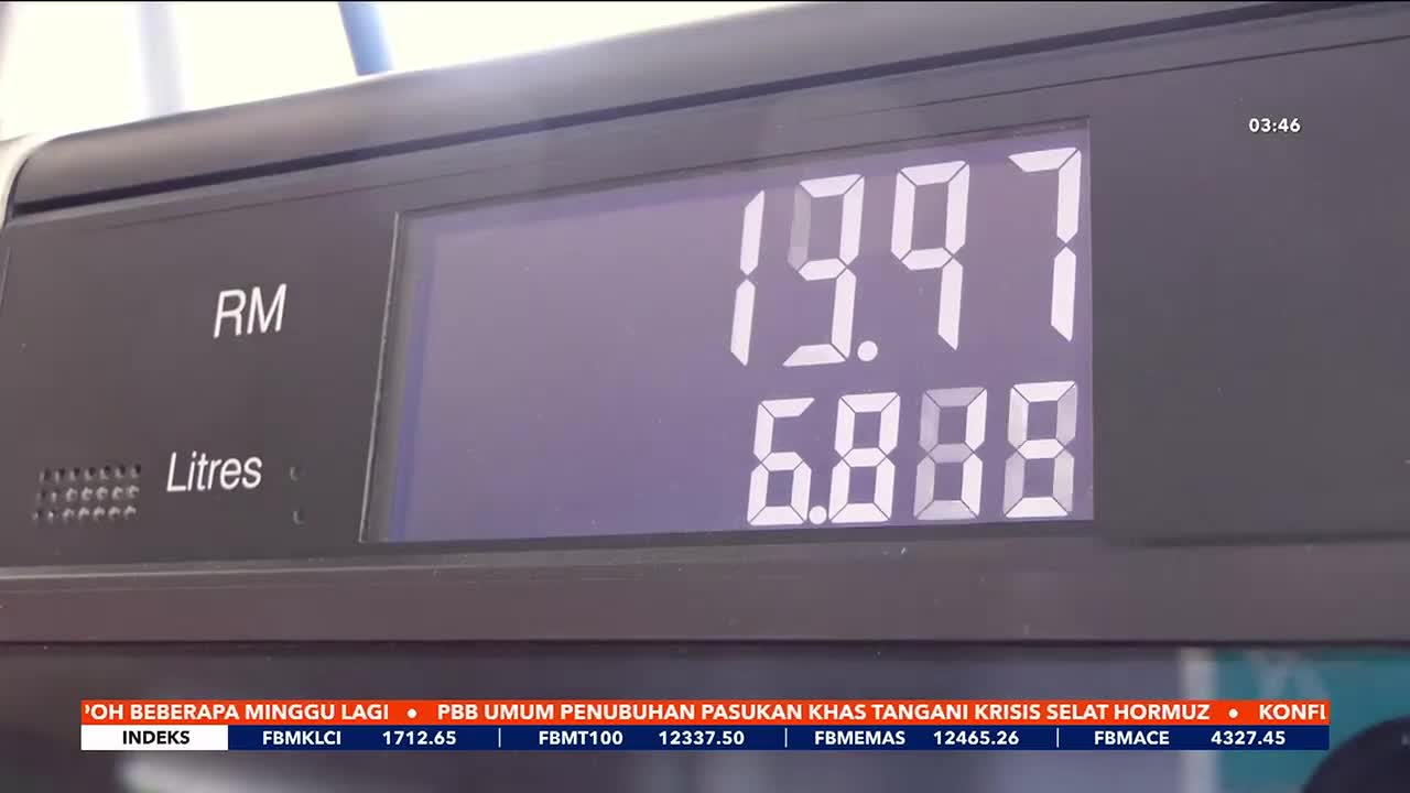 The digital display shows the cost in RM climbing to 19.97 while the litres dispensed reach 6.88. A ticker at the bottom displays financial data, likely from Astro Awani, scrolling across the screen.