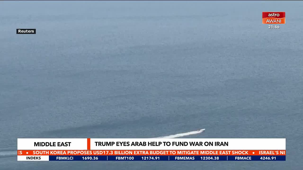 A small white boat speeds across the calm, blue water, leaving a white wake behind. The Astro Awani news ticker scrolls along the bottom, reporting on Middle East affairs.