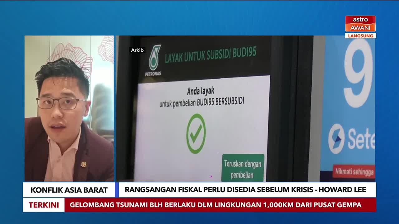 A screen at a Petronas station displays "Anda layak untuk pembelian BUDI95 BERSUBSIDI" with a green checkmark. A man in a maroon jacket speaks on a split screen, with Astro Awani branding visible.