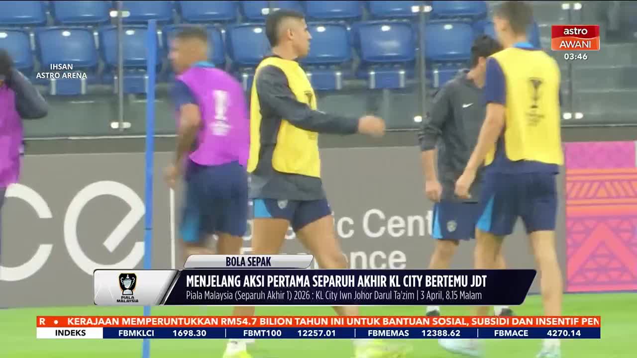 Players in blue shorts and yellow bibs jog on the field, preparing for a match. A graphic from Astro Awani announces the upcoming Piala Malaysia semi-final between KL City and JDT.