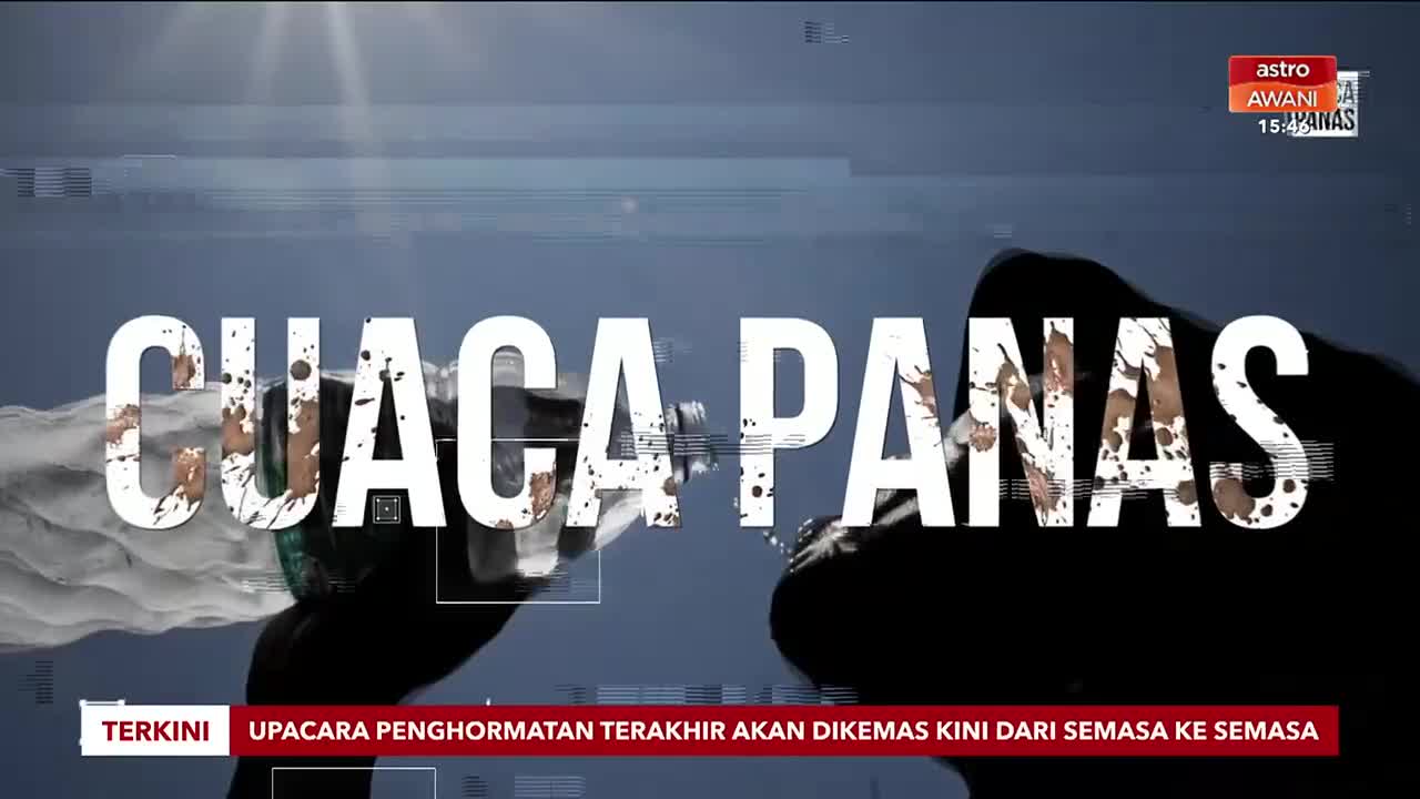 The words "CUACA PANAS" dominate the screen, splashed with what looks like mud. A hooded figure on the right seems to be holding a bottle, while another on the left is obscured by a white, misty substance. Below, a red banner announces "TERKINI" and "UPACARA PENGHORMATAN TERAKHIR AKAN DIKEMAS KINI DARI SEMASA KE SEMASA" in smaller text. The Astro Awani logo appears in the top right corner.