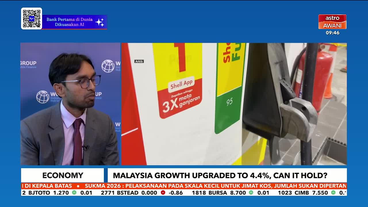 A man in a suit sits to the left, while a close-up of a Shell fuel pump with a "95" label dominates the right. The Astro Awani chyron below announces "MALAYSIA GROWTH UPGRADED TO 4.4%, CAN IT HOLD?".