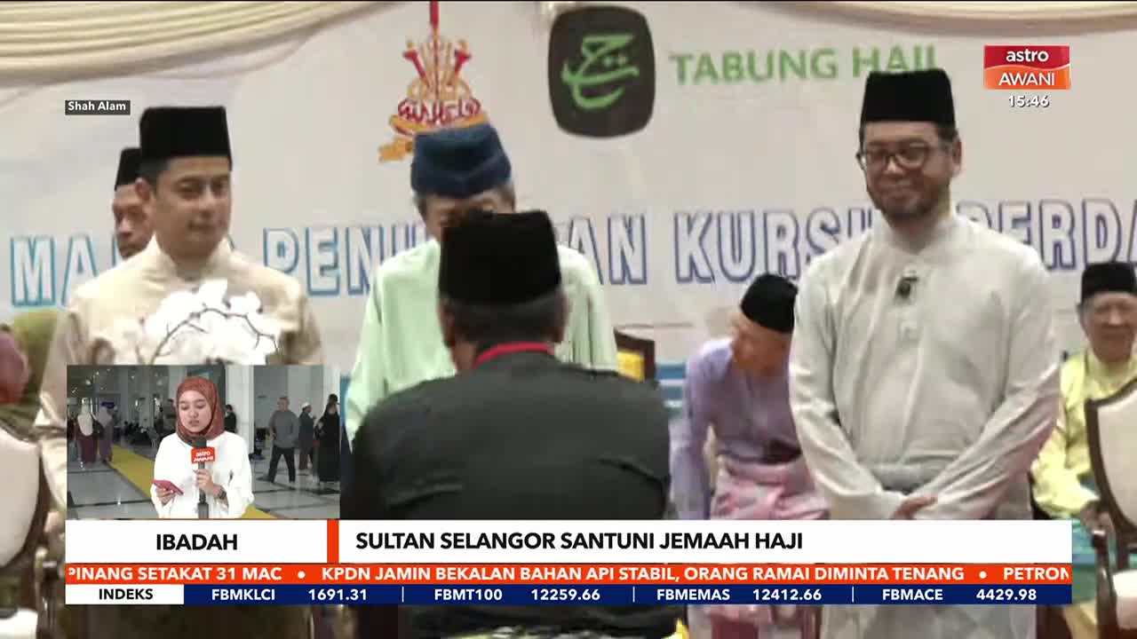 The Sultan of Selangor, dressed in a light-colored traditional outfit, stands smiling as he's being filmed by Astro Awani. Behind him, other men in similar attire are gathered, some looking on while others adjust their headwear.