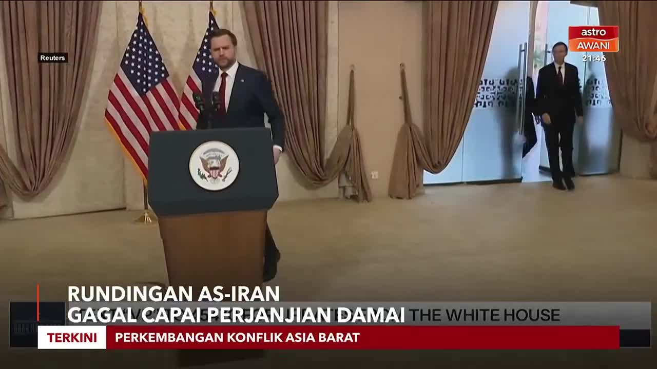 A man in a suit steps away from a podium bearing the presidential seal, two American flags behind him. Another man in a suit walks through a doorway in the background, as Astro Awani reports on failed peace talks.