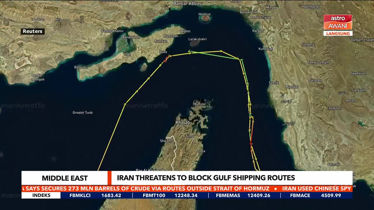 A yellow shipping lane traces a path across the dark blue water, with red segments indicating potential disruptions. This map, presented by Astro Awani, highlights routes outside the Strait of Hormuz.