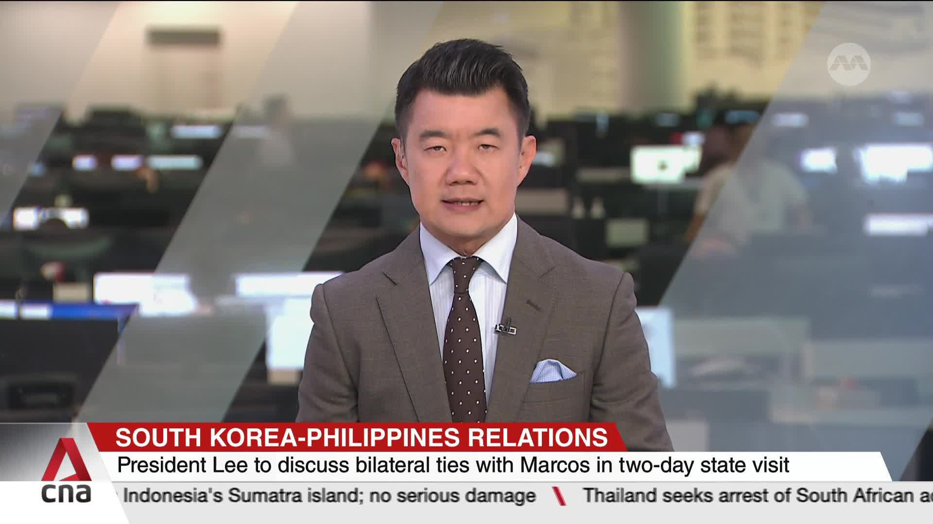 A news anchor in a suit stands before a screen displaying "SOUTH KOREA-PHILIPPINES RELATIONS." Below him, text announces President Lee's upcoming visit to discuss ties with Marcos.