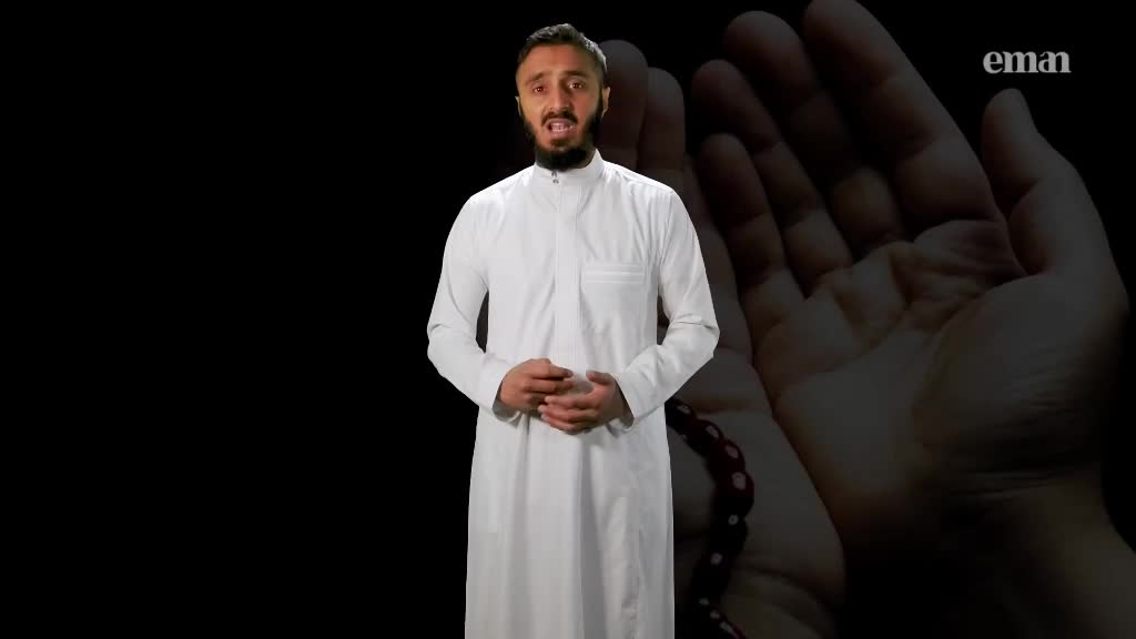 A man in a white thobe speaks, his hands clasped in front of him. Behind him, a graphic of cupped hands and a string of beads is visible.
